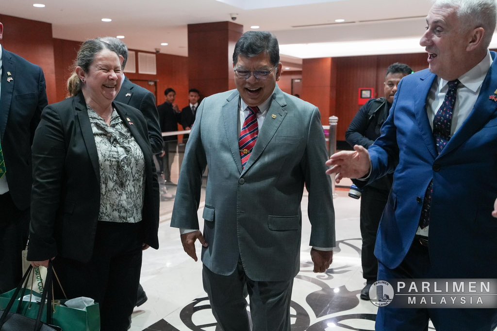 Bertemu rakan sejawat saya, The Rt. Hon. Sir Lindsay Hoyle, Speaker House of Commons United Kingdom di Parlimen. Perbincangn kami telah meneroka peluang baharu demi meneruskan kerjasama erat yang telah dibangunkan antara kedua-dua negara di peringkat legislatif.

Sir Hoyle dan