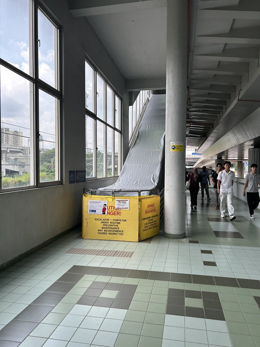 _mlptf's tweet photo. NO Escalator service to Sungai Besi northbound Sri Petaling Line platform due to upgrade works. Harap maklum. https://t.co/qOUXatgBBC