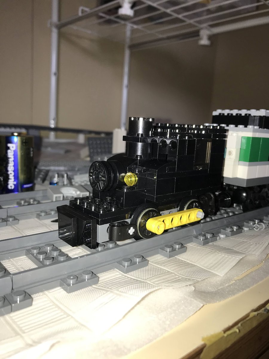 LEGOで作った小さめの蒸気機関車
後ろにくっついてるのは気にしない...

#lego #legotrain