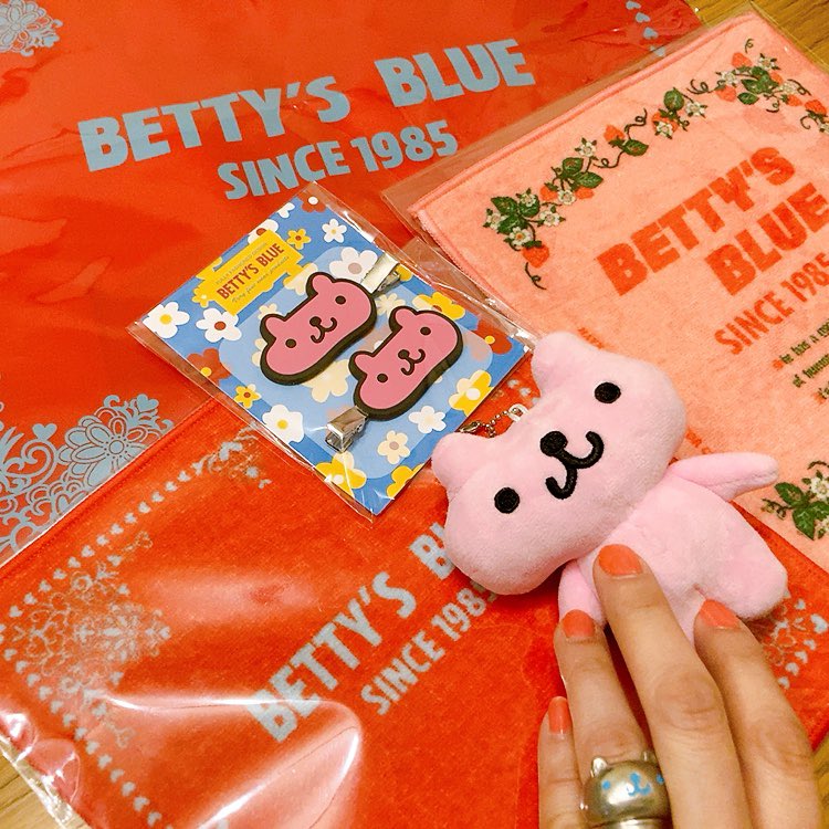 べティーズブルーポップアップへ。エイミーの指輪して買いにいっちゃったー♡（興奮？動揺でピンボケ笑）懐かしさ爆発！だいぶ歳を重ねましたけど…小物なら今も使っていいよね？🤣とエイミーを連れて帰ってきた♪愛でる✨