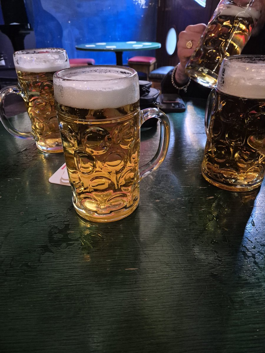 Edb1971's tweet photo. @gewoonlucas @marcelvanaken Irish pub Blues Canal in de wijk Navigli
Liter pullen voor €15 zaakje ernaast literpullen voor €10 https://t.co/hCnzZ38bDY