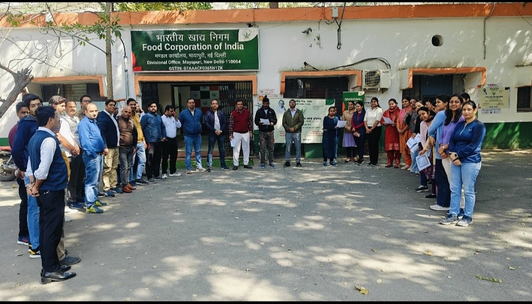 MayapuriO's tweet photo. स्वच्छता अभियान 2025 के तहत #भारतीय_खाद्य_निगम, मण्डल कार्यालय, मायापुरी में स्वच्छता अपनाने के लिए शपथग्रहण ।  
#CleanlinessDrive #CleanlinessPledge #Pledge #CleanIndiaMission #SwachhBharat #SwachhataAbhiyan #CleanAndGreenIndia #SwachhataCampaign https://t.co/EfahXxd41w