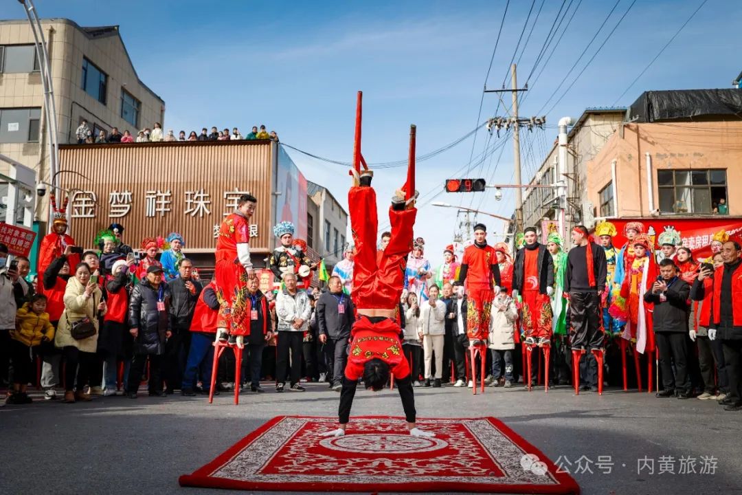 DiscoverAnyang's tweet photo. 🥰Do you think #stiltwalking is just about clumsy steps? Do you believe #streetdance can only shine on the ground? When stilt walkers from Neihuang County's West Street in #Anyang meet street dance, all the rules are shattered! https://t.co/BtF5lijANM