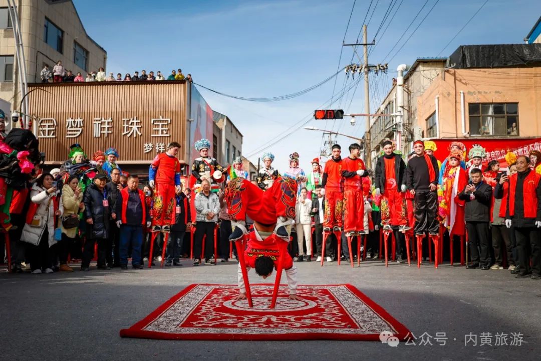 DiscoverAnyang's tweet photo. 🥰Do you think #stiltwalking is just about clumsy steps? Do you believe #streetdance can only shine on the ground? When stilt walkers from Neihuang County's West Street in #Anyang meet street dance, all the rules are shattered! https://t.co/BtF5lijANM