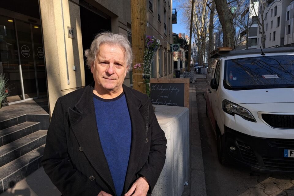 actufr_lyon's tweet photo. Lyon. Accident mortel sur cette avenue, les travaux pointés du doigt : "C'est devenu dangereux
Le décès des deux jeunes hommes renversés par une voiture vendredi soir sur l'avenue Félix-Faure soulève l'inquiétude des riverains, qui dénoncent des travaux devenus "dangereux"
https://t.co/DYygDXoPU2