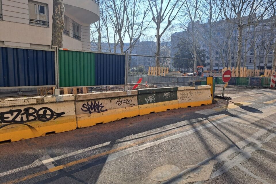 actufr_lyon's tweet photo. Lyon. Accident mortel sur cette avenue, les travaux pointés du doigt : "C'est devenu dangereux
Le décès des deux jeunes hommes renversés par une voiture vendredi soir sur l'avenue Félix-Faure soulève l'inquiétude des riverains, qui dénoncent des travaux devenus "dangereux"
https://t.co/DYygDXoPU2
