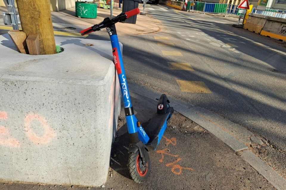 actufr_lyon's tweet photo. Lyon. Accident mortel sur cette avenue, les travaux pointés du doigt : "C'est devenu dangereux
Le décès des deux jeunes hommes renversés par une voiture vendredi soir sur l'avenue Félix-Faure soulève l'inquiétude des riverains, qui dénoncent des travaux devenus "dangereux"
https://t.co/DYygDXoPU2