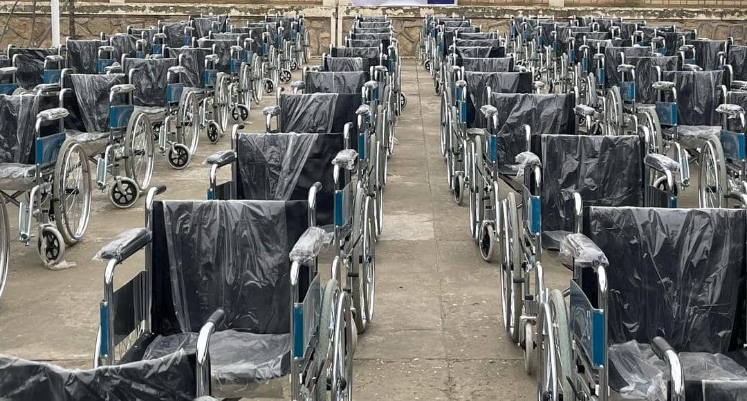 "من قبل وزارة شؤون الشهداء والمعاقين، تم توزيع كراسي متحركة على (٢٥١١) من المعاقين في عدد من ولايات البلاد."