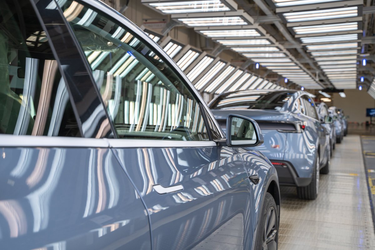 ElectriCarDaily's tweet photo. 🔥 Tesla has announced the start of mass production for the new Model Y!

Tesla shared that the 2025 Model Y has entered mass production, with the first deliveries set to take place this weekend.

As of yesterday, Giga Berlin has also transitioned to producing the completely new Model Y. The first units in both Europe and China are expected to reach customers on February 22.

Meanwhile, some details about the 2025 Tesla Model Y Standard Range version have been officially confirmed. The 1,921 kg vehicle features a 62.5 kWh LFP battery and has been certified in China with a 593 km (CLTC) range. However, the production timeline for Europe is still unclear.

#Tesla #ModelY #EVNews