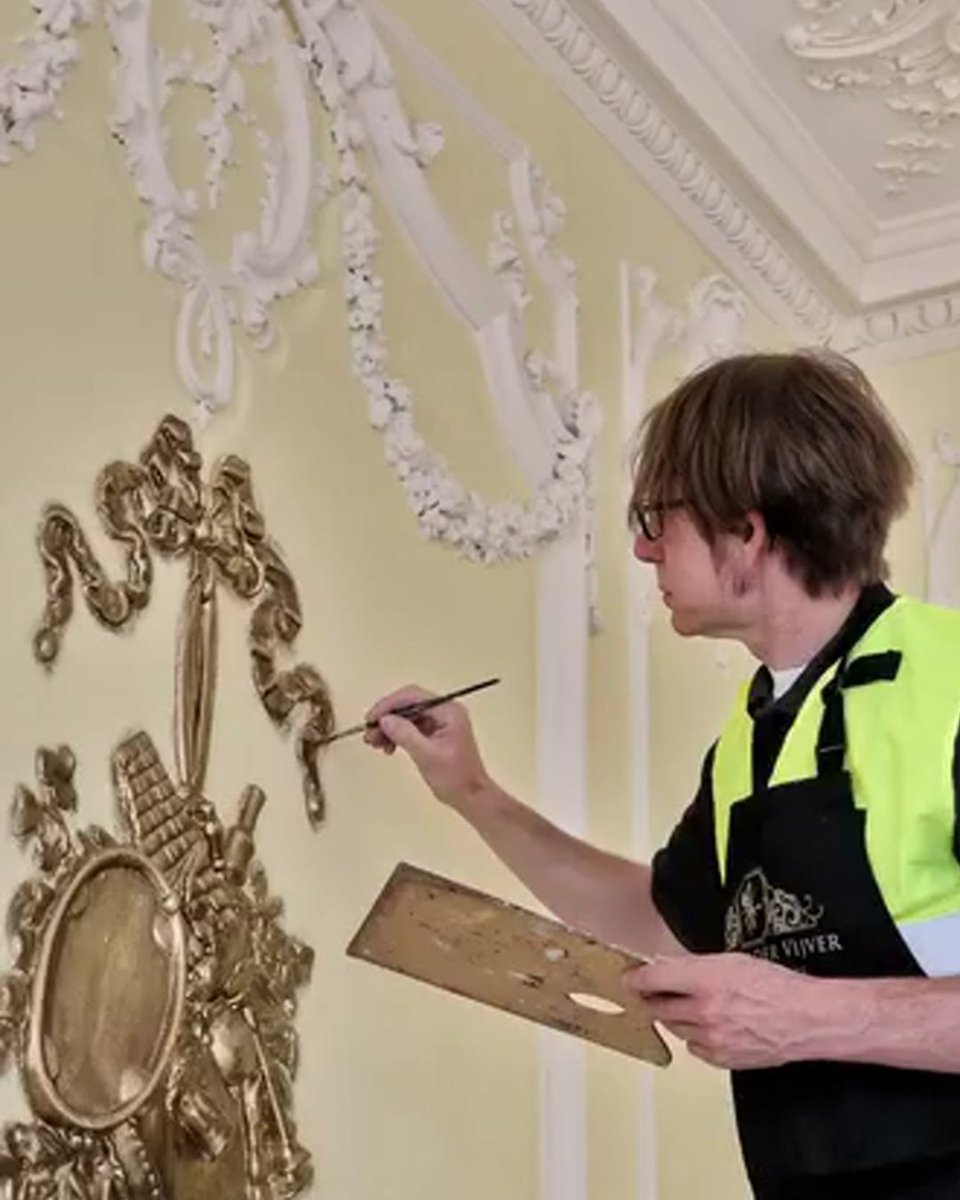 ✨ Client Showcase ✨

Henry van der Vijver has once again left us speechless with his wonderful work! This is stucco scrollwork being transformed with gold leaf! 🌟

And H'VART's own products Lacquer Glaze and Crystal Lacquer 'Gilt 60'.  😍
