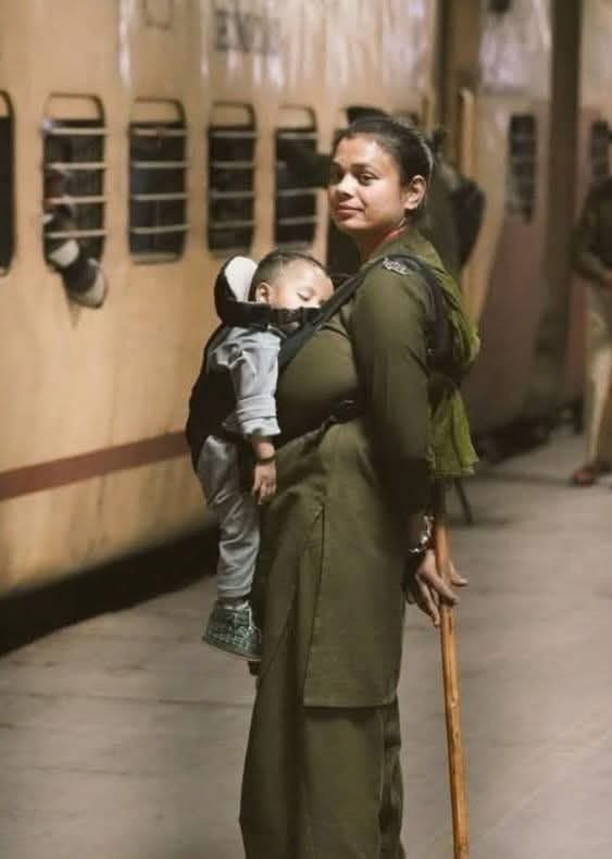 MoupiaNandy's tweet image. শুধু মনে করাব, মাসে তিনবার পিরিয়ডস এর দোহাই দিয়ে বা দুদিন অন্তর বাচ্চার ভ্যাকসিনের অজুহাতে অফিস কামাই করা মহিলাও আছে মার্কেটে। তাদেরও কেউ কেউ এই ছবি শেয়ার করছে। ভাই আগে কর্মক্ষেত্রে মহিলা বলে নাইট করব না, বাড়িতে ইতু পুজো তাই অমুক শিফট করব না এইসব বন্ধ করে তারপর এই ছবি শেয়ার…