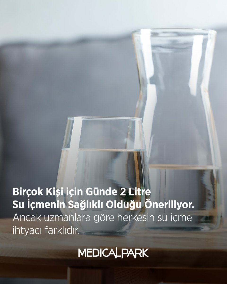 Basit bir hesapla, vücut ağırlığınızı 30-35 ml ile çarparak günlük su ihtiyacınızı belirleyebilirsiniz. Örneğin, 70 kg biri için yaklaşık 2-2,5 litre su idealdir. Yaş, aktivite seviyesi ve hava koşulları da bu miktarı etkileyebilir. Susamayı beklemeden su içmeyi unutmayın.