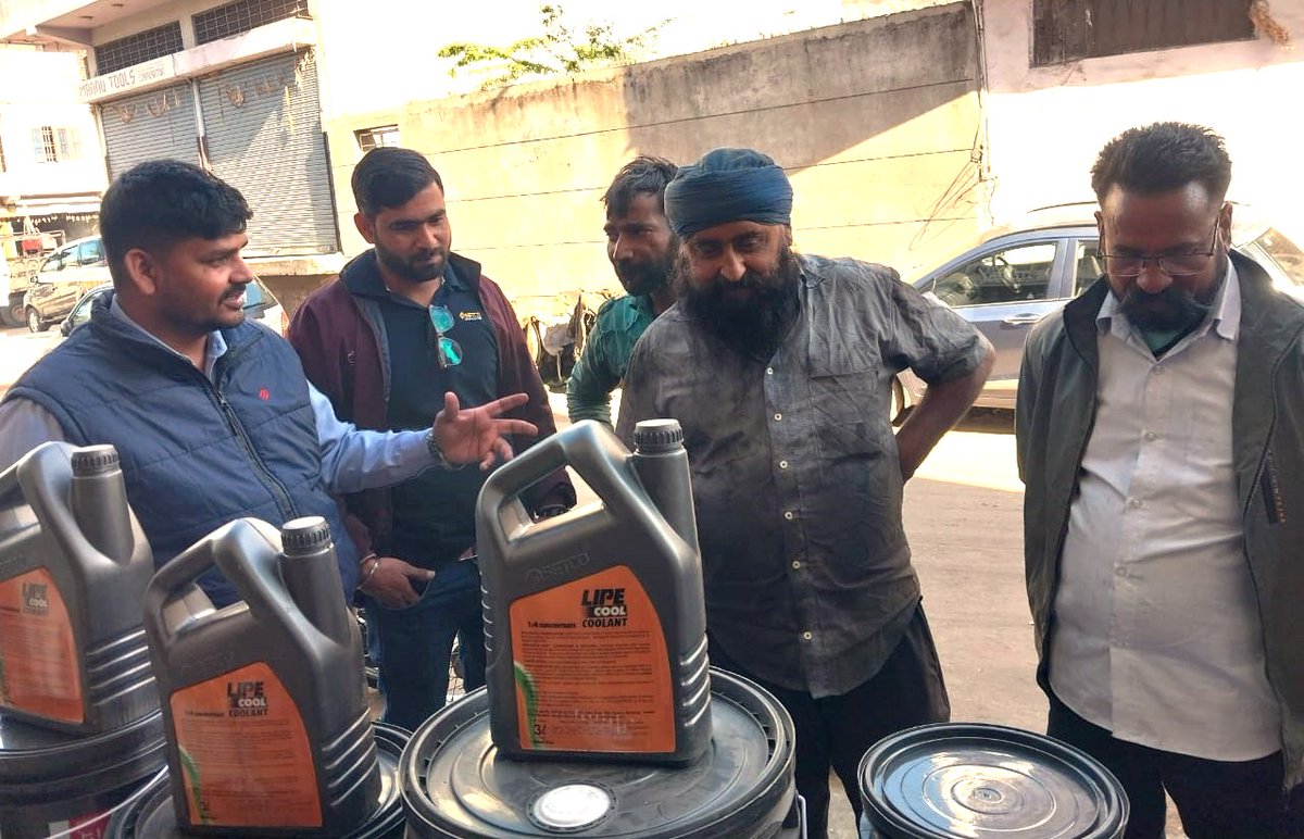 SetcoAutomotive's tweet photo. We brought top-quality Setcoil lubrication solutions to mechanics in Jaipur through an engaging Corner Meet at Jaipur!
- Advanced engine protection
- Extended durability &amp; performance
- Preferred choice of professionals

#SetcoAutoSystems #ClutchLeaders #Setcoil #Lubricants https://t.co/7DNpWdKjwk