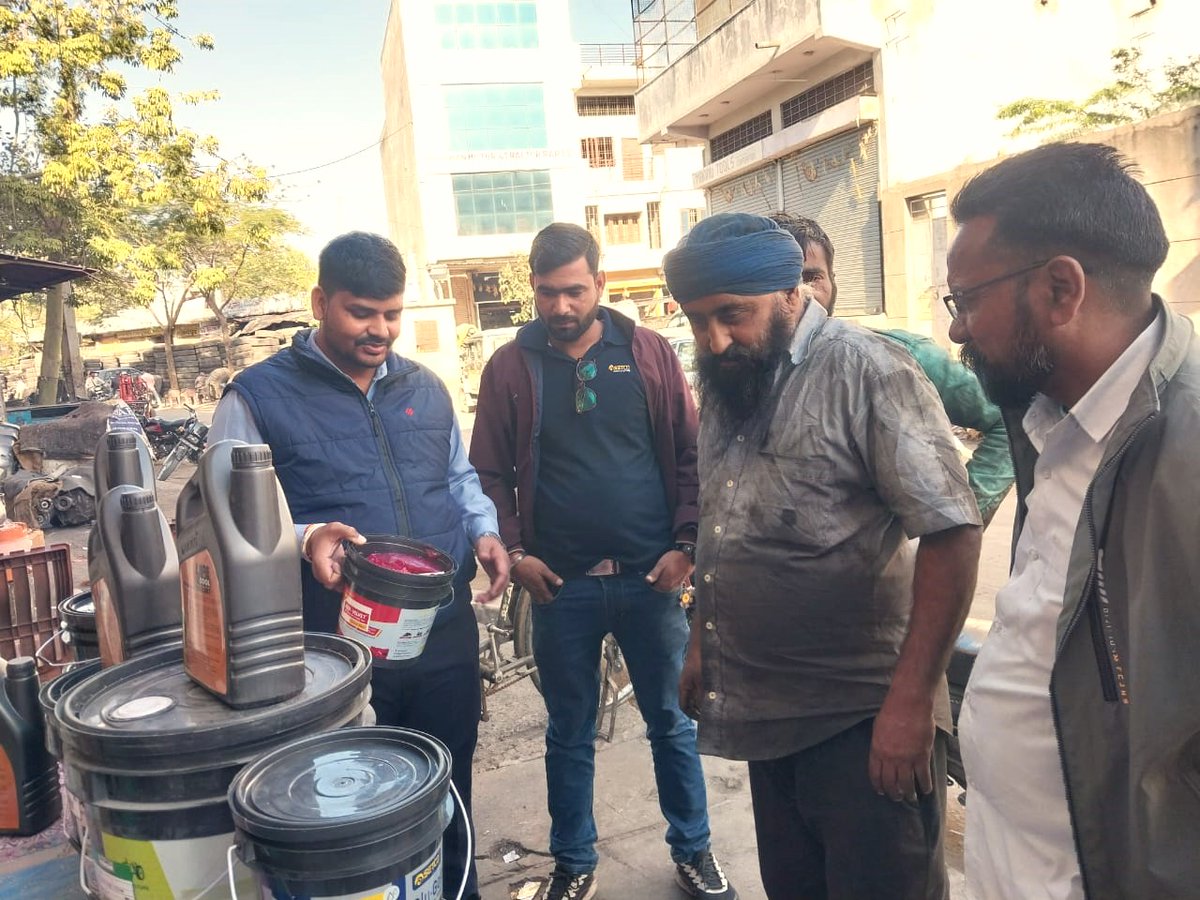 SetcoAutomotive's tweet photo. We brought top-quality Setcoil lubrication solutions to mechanics in Jaipur through an engaging Corner Meet at Jaipur!
- Advanced engine protection
- Extended durability &amp; performance
- Preferred choice of professionals

#SetcoAutoSystems #ClutchLeaders #Setcoil #Lubricants https://t.co/7DNpWdKjwk