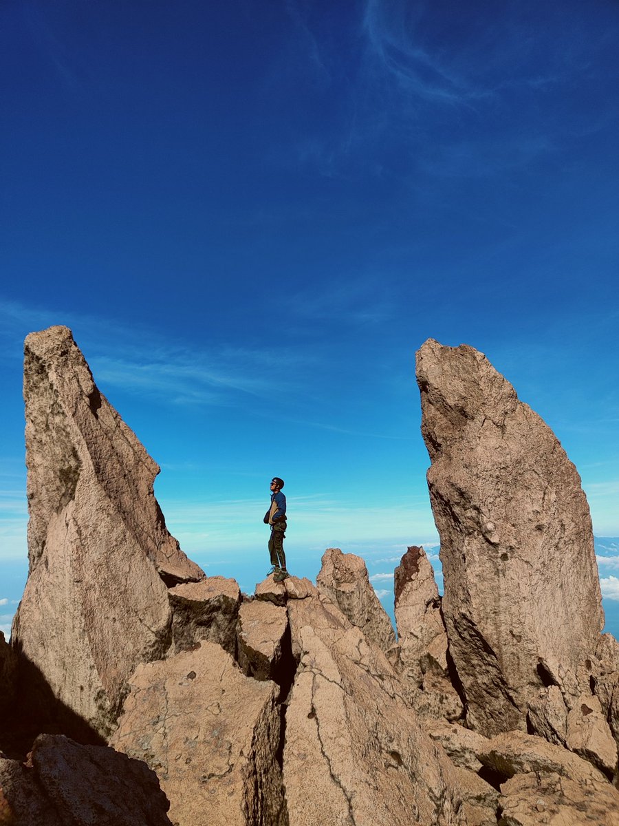 Heiipint_'s tweet photo. Mendaki ? 
Biar sadar kalo perkara yang bener2 indah itu harus ada usaha dan  pengorbanan.

QS. Ali-Imron (3) ayat : 142 

#mountain #Raung https://t.co/w7lFAS8xA7