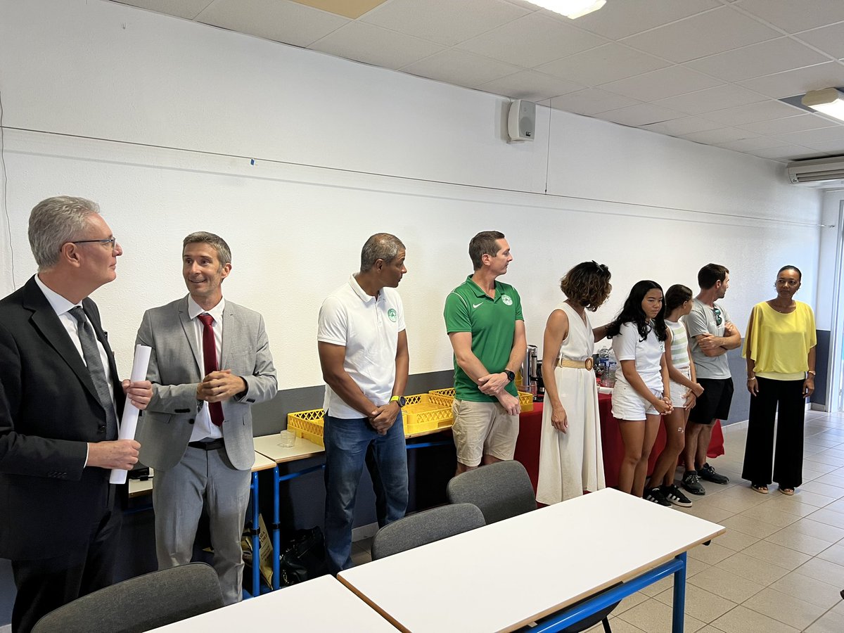 Académie de La Réunion (@aclareunion) on Twitter photo Le recteur <a href="/rostane_mehdi/">Rostane Mehdi</a> remet au principal du collège Plateau Caillou le label officiel « Établissement d’accueil des sportifs de haut niveau ». C’est le 19e de l’<a href="/AcLaReunion/">Académie de La Réunion</a> à proposer à des aménagements aux élèves sportifs leur permettant de poursuivre leur double projet Le recteur <a href="/rostane_mehdi/">Rostane Mehdi</a> remet au principal du collège Plateau Caillou le label officiel « Établissement d’accueil des sportifs de haut niveau ». C’est le 19e de l’<a href="/AcLaReunion/">Académie de La Réunion</a> à proposer à des aménagements aux élèves sportifs leur permettant de poursuivre leur double projet