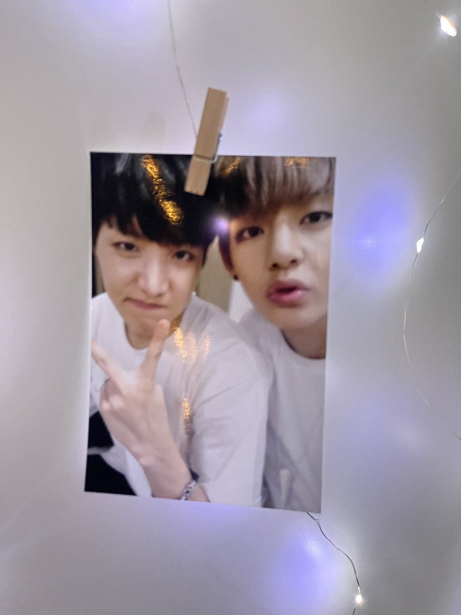 kth_is_mine's tweet photo. 분위기 레전드 생카 등장
진짜 여기 개레전드 무조건 가봐야댐 🍀
#희망담은청춘
#JHOPE_TO_YOUTH
정호석 생일추카해 🤍 https://t.co/k2Yas8LHFi