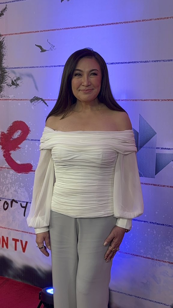 ABSCBNpr's tweet photo. Megastar Sharon Cuneta poses for photos on the red carpet. 💙 

#SGTheUntoldStory
#SGTVPremiere https://t.co/G7VbM53vDA