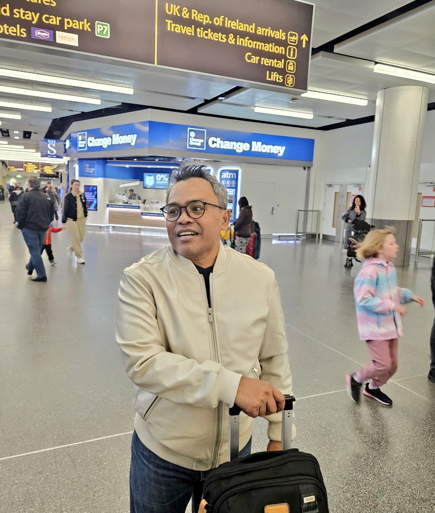 islah_bahrawi's tweet photo. Saya bukan #KaburAjaDulu, tapi sedang cari nafkah — ngajar di negara orang. Saya ndak bakat jadi penjilat, maka ndak pernah mau jadi pejabat. Tolong sampaikan ke Wamenaker, ndak usah julid. Karena kalau saya butuh biaya hidup, bukan dia juga yang "ngempanin" keluarga saya. https://t.co/XEYFWHWxFZ