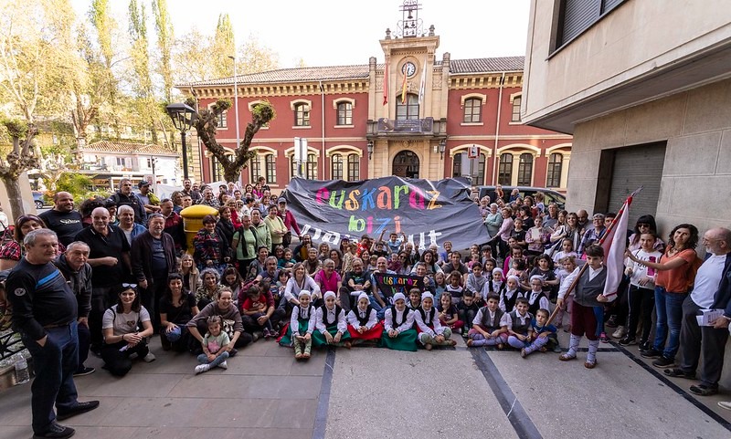 #EuskarazBiziNahiDut 
UPNk bertsolaritza programa eten du Lizarrako eskoletan
ahotsa.info/albisteak/upnk…