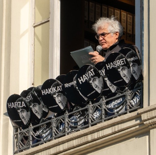 hrantinarkdslri's tweet photo. Bugün yapılan “HDK operasyonu”nda Hrant’ın Arkadaşları’ndan Şenol Karakaş da gözaltına alındı.

Adalet arayışında birlikte mücadele ettiğimiz, her daim barışı savunan arkadaşımız Şenol Karakaş’ın yanındayız; bir an önce serbest bırakılmasını talep ediyoruz.

Hrant’ın Arkadaşları https://t.co/pqf9Ki5GgY