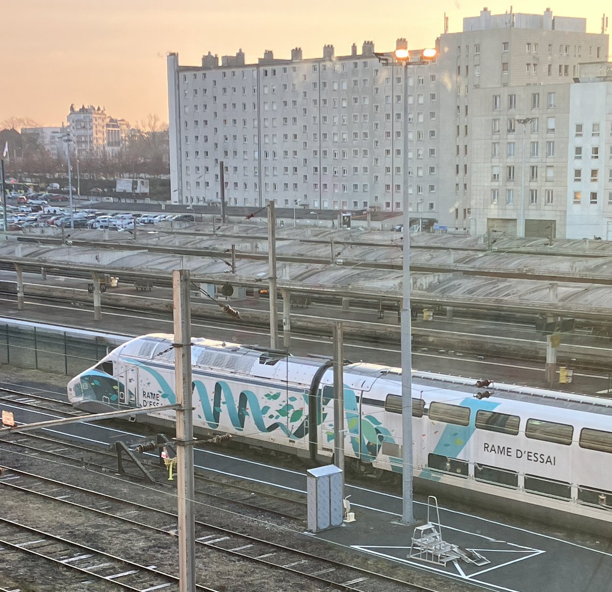 18 ans après le lancement de TGV EST, petit réveil matinal à Reims pour notre nouveau né : le TGV M comme Modulaire (7, 8 ou 9 voitures pour 740 places). À 97% recyclable, il consomme également 20% d’énergie en moins 🌎 !!!