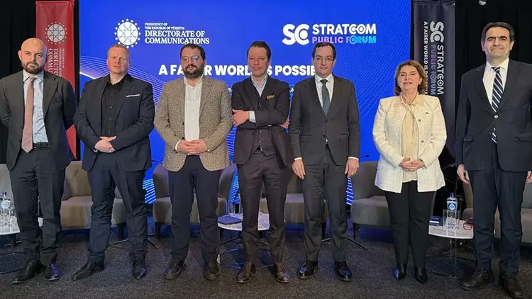 In Den Haag fand das „Stratcom Public Forum: Eine gerechtere Welt ist möglich“ statt, organisiert von der Kommunikationsabteilung der türkischen Präsidentschaft und der türkischen Botschaft. Diplomaten, Akademiker und Journalisten diskutierten über globale Gerechtigkeit. 🌍