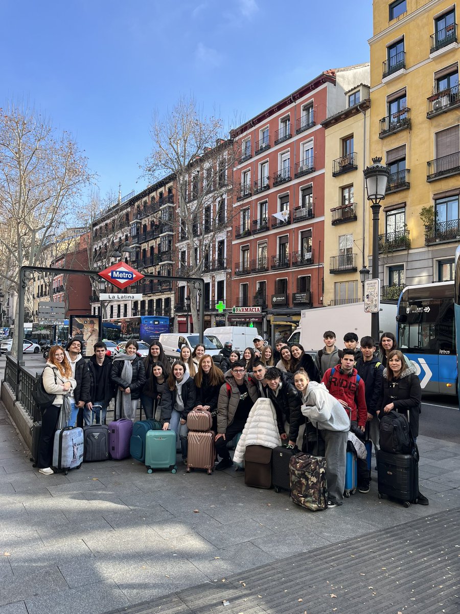 MarguesSi's tweet photo. Primer dia del viatge de final d’etapa a Madrid de l’alunnat de 2n de batxillerat: Plaza Mayor, Plaza de la Villa, Catedral de la Almudena, Palacio Real… una visita pel centre històric ben profitosa! #batxillerat #curs20242025 #somlesmargues https://t.co/uIwnrfoEx5
