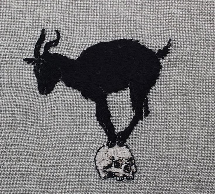 NelsonRyde17684's tweet image. Balancing on the edge of life and death. 🖤💀🐐
#EmbroideredArt #DarkAesthetic #HandmadeMagic