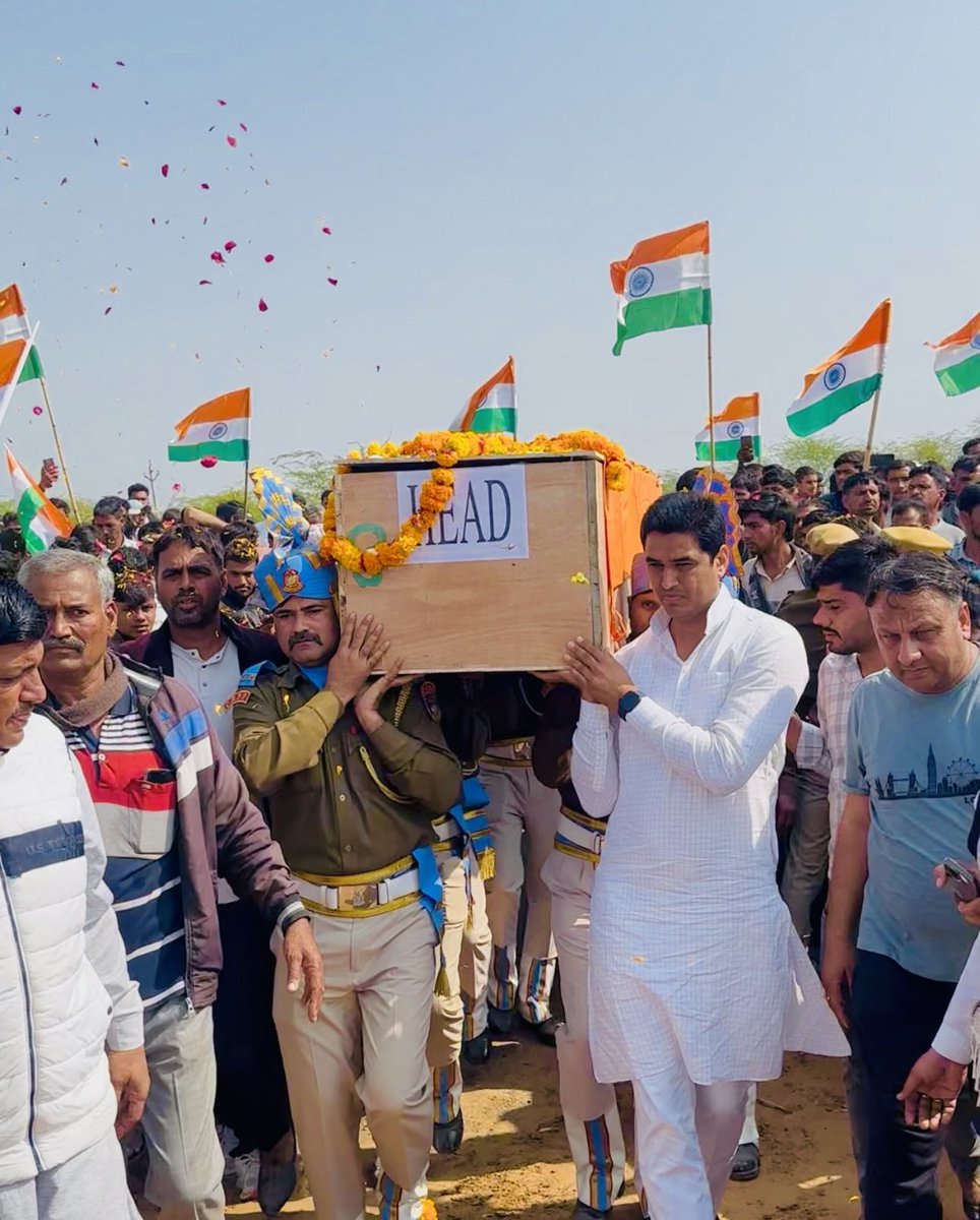 DrVikasAjmer's tweet photo. निर्वाचन क्षेत्र किशनगढ़ के ग्राम छोटा नरैना में CRPF 79-बटालियन के अमर जवान भाई हनुमान जाट के पार्थिव शरीर को पूर्ण सैन्य सम्मान के साथ नम आँखों से अंतिम विदाई दी।

जय हिंद 🇮🇳 https://t.co/dubwaJDp69