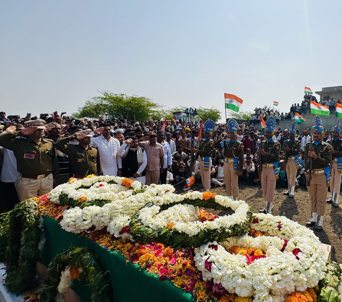 DrVikasAjmer's tweet photo. निर्वाचन क्षेत्र किशनगढ़ के ग्राम छोटा नरैना में CRPF 79-बटालियन के अमर जवान भाई हनुमान जाट के पार्थिव शरीर को पूर्ण सैन्य सम्मान के साथ नम आँखों से अंतिम विदाई दी।

जय हिंद 🇮🇳 https://t.co/dubwaJDp69