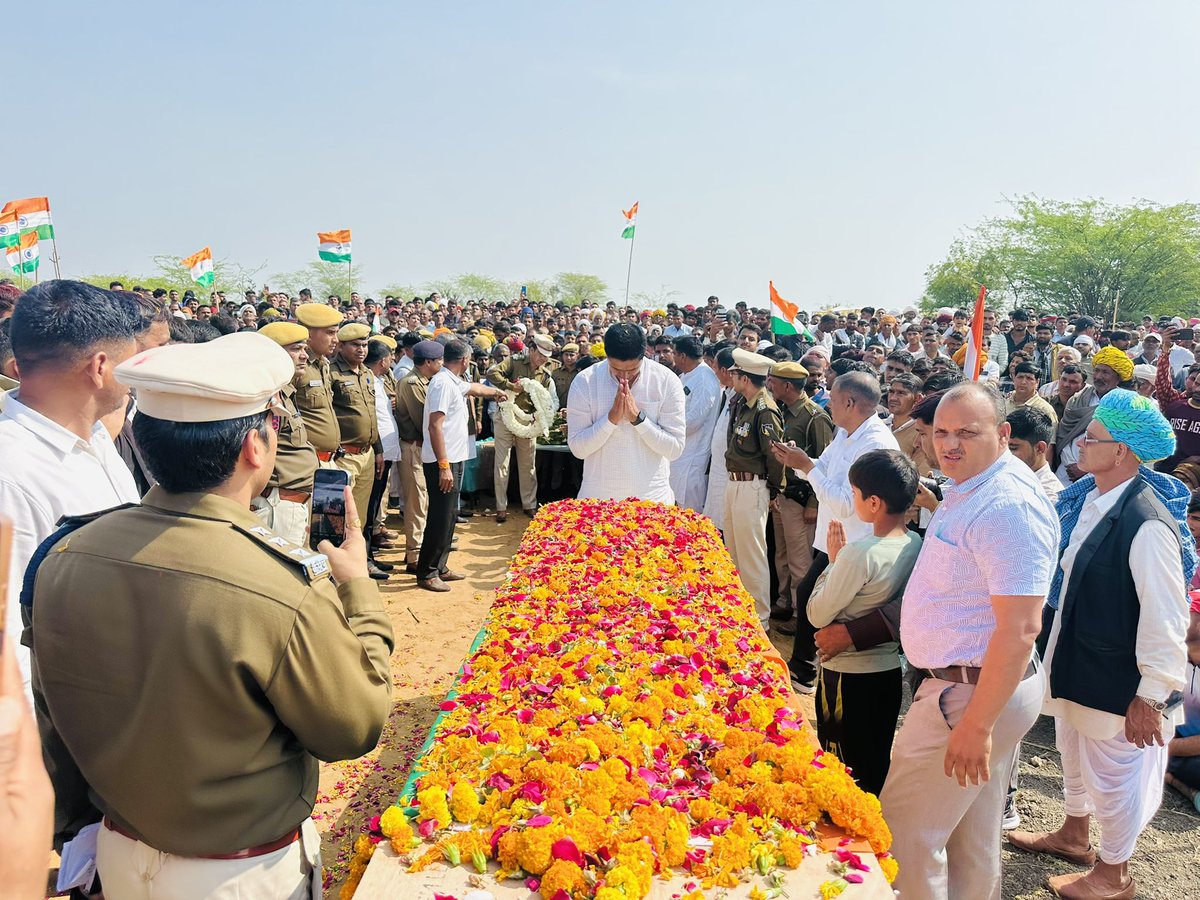 DrVikasAjmer's tweet photo. निर्वाचन क्षेत्र किशनगढ़ के ग्राम छोटा नरैना में CRPF 79-बटालियन के अमर जवान भाई हनुमान जाट के पार्थिव शरीर को पूर्ण सैन्य सम्मान के साथ नम आँखों से अंतिम विदाई दी।

जय हिंद 🇮🇳 https://t.co/dubwaJDp69