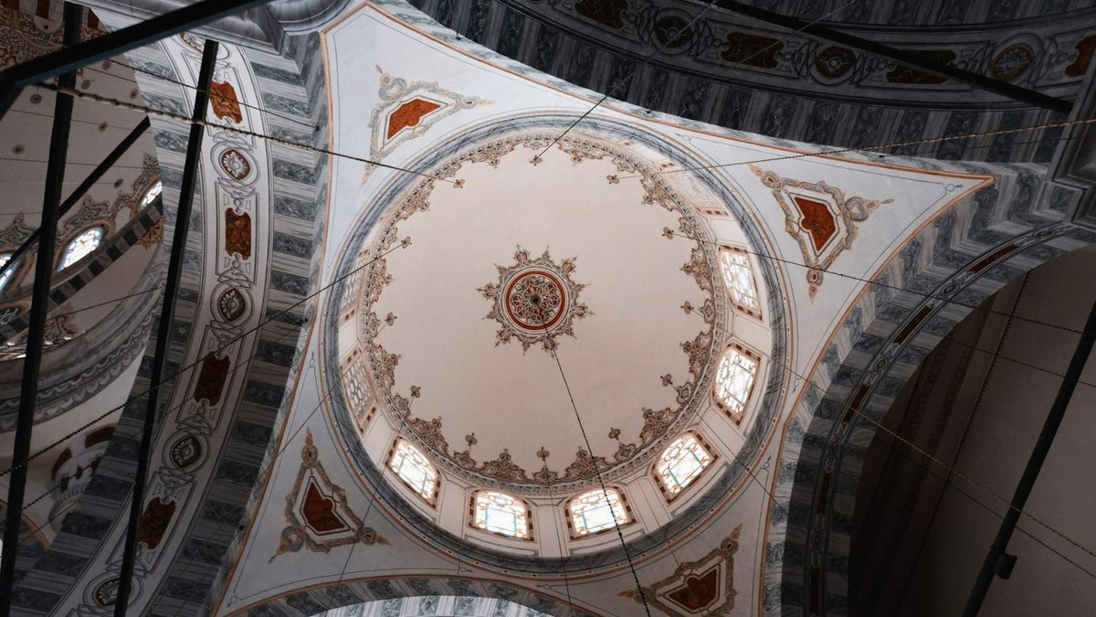 In Sulzbach-Brefeld (Saarland) wurde eine türkische DİTİB-Moschee mit Hakenkreuzen und rassistischen Parolen beschmiert. Die Polizei ermittelt, während Bürgermeister Michael Adam die Tat scharf verurteilt: „Kein Platz für Hass in unserer Stadt!“ #Rassismus #Sulzbach