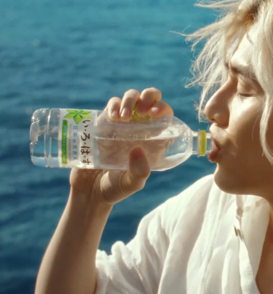 同じﾍﾟｯﾄﾎﾞﾄﾙを持って、自分の手と風さんの手の大きさの違いを実感する