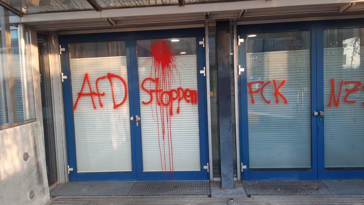 Heute Morgen in #karlsruhe
<a href="/Alice_Weidel/">Alice Weidel</a> links ist das heutige rechts... einfach sprachlos...