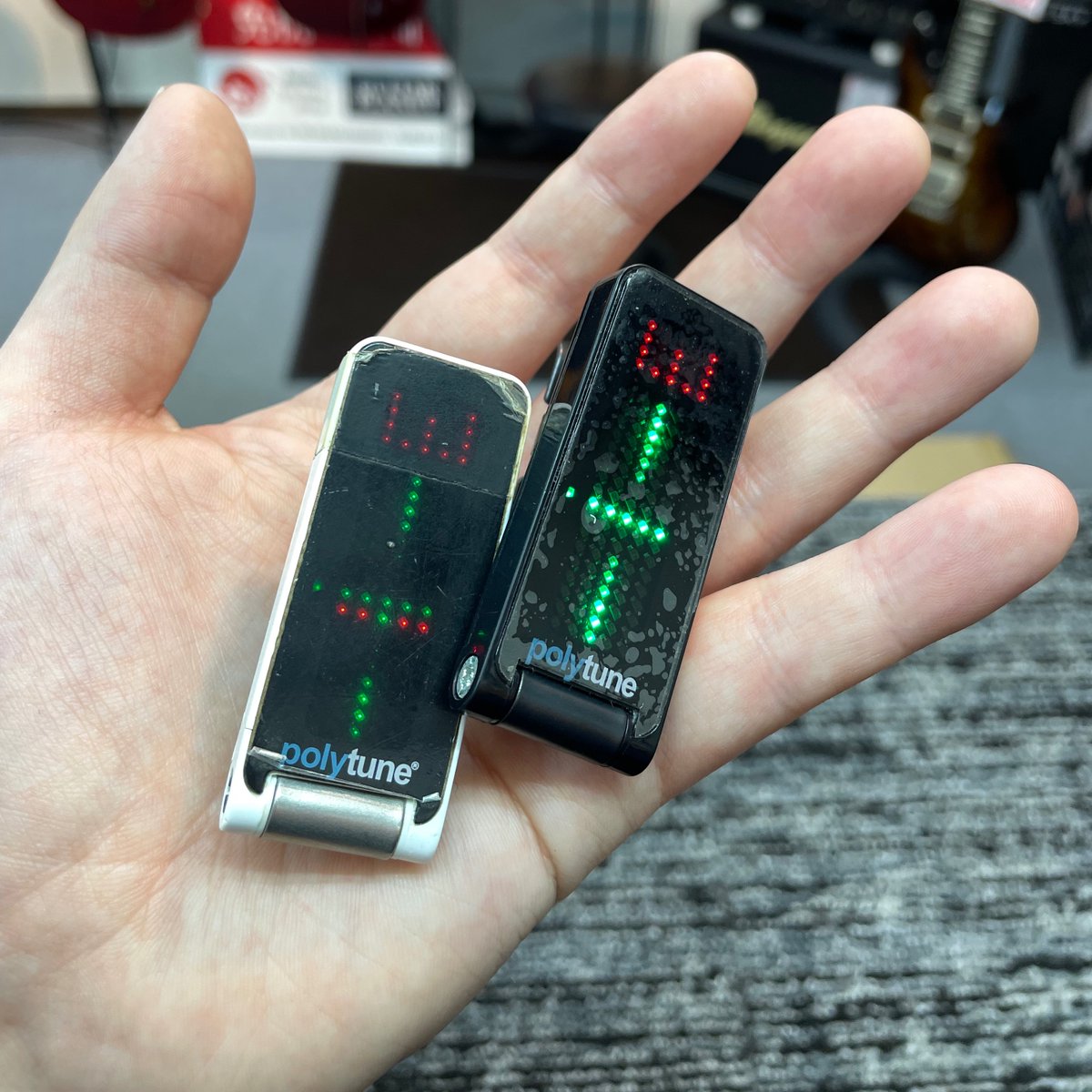 highend_gp's tweet image. ←皆が想像する10年前のクリップチューナー
　　　実際の10年前のクリップチューナー→

ちなみに僕はこの黒で7代目です。
総額は考えたくもありません。
何故ってここ10年Polytune Clipを超えるクリップチューナーが現れていないからです。
競合他社の皆さん、焦ってくれ。
#Polytune
#Tcelectronic