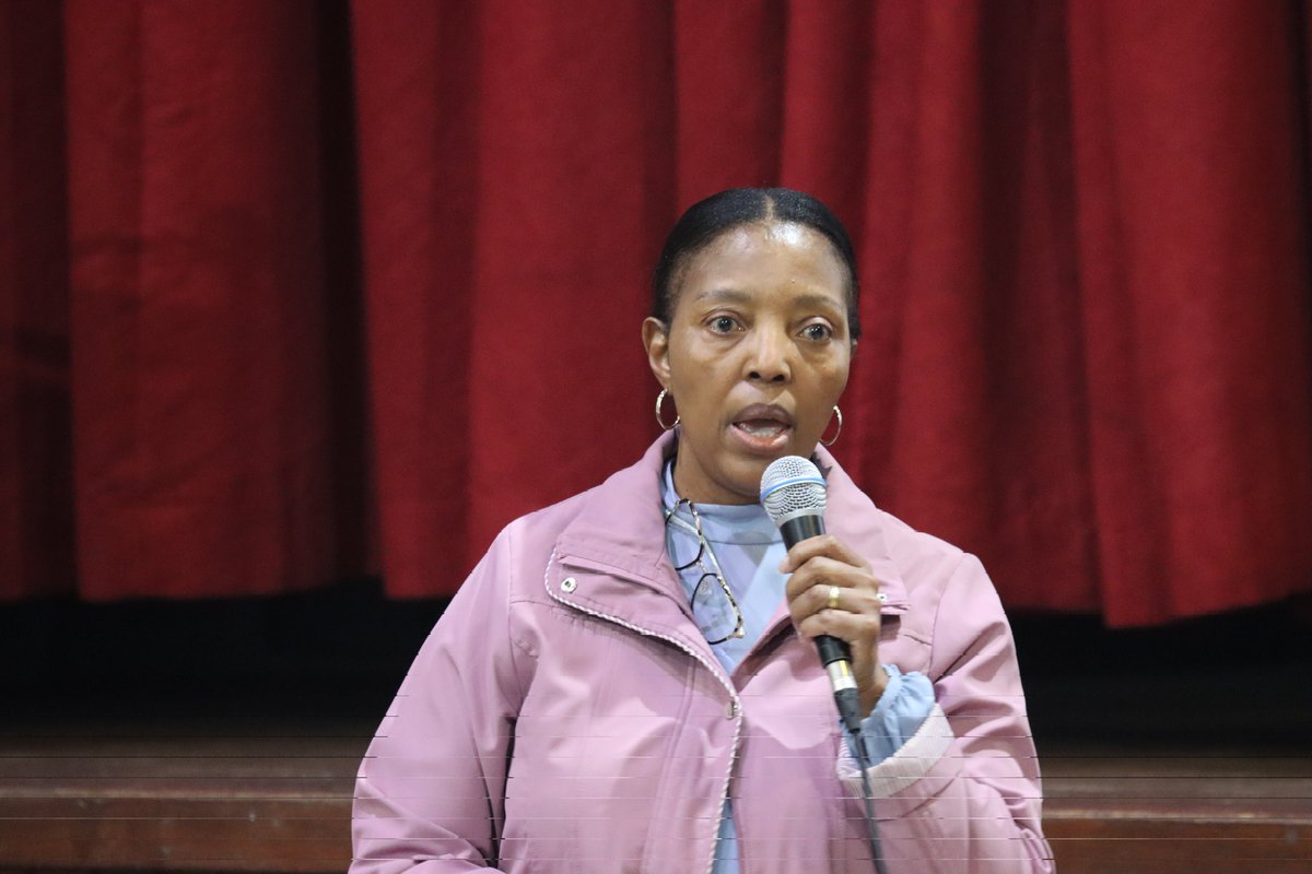 The Director-General of the Department of Basic Education (DBE), Mr Mathanzima Mweli, is concluding his Gauteng district visits today in Sedibeng East. This is the 15th district that the DG has visited in Gauteng. 

The day begins at Phoenix High School, where Mr Mweli will