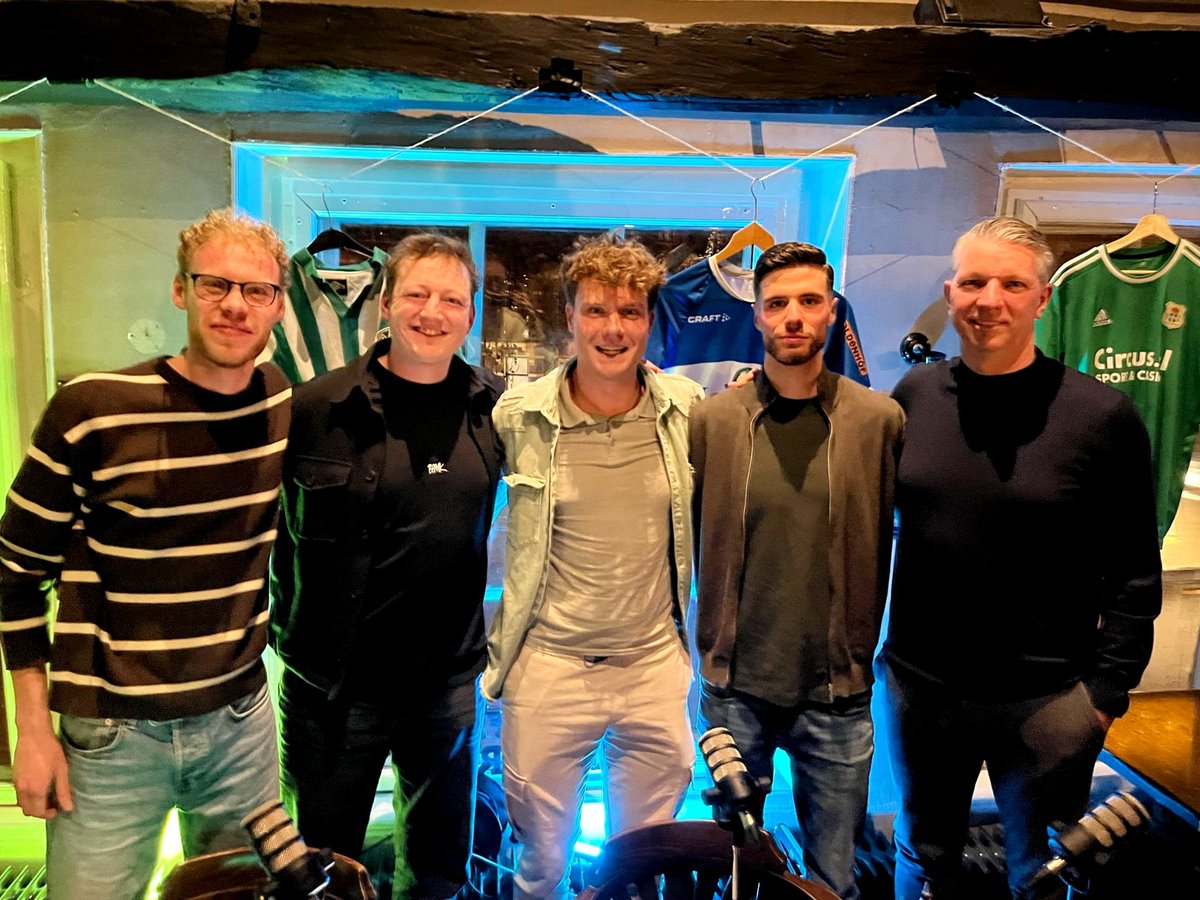 paulusschrijver's tweet image. Waar de mannen van @desnimmercast even bang waren alleen voor familie 'op te treden', zat de bovenverdieping van De Belgische Keizer maandagavond stampvol voor een quiz, gevolgd door een live podcast met Gerry Hamstra en Anouar El Azzouzi. Heel leuk georganiseerd! 🎙️

#peczwolle