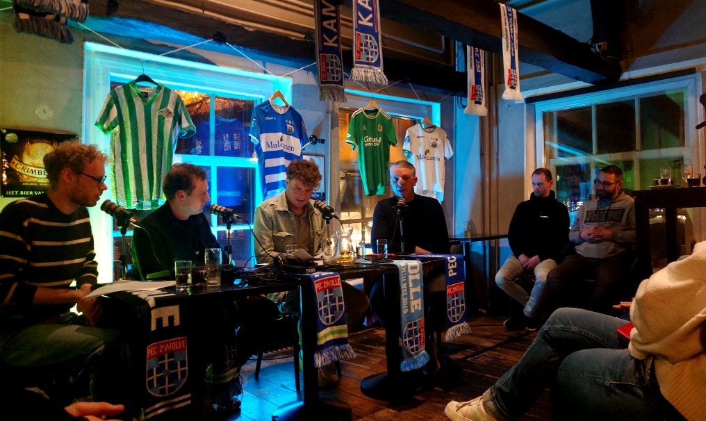 paulusschrijver's tweet image. Waar de mannen van @desnimmercast even bang waren alleen voor familie 'op te treden', zat de bovenverdieping van De Belgische Keizer maandagavond stampvol voor een quiz, gevolgd door een live podcast met Gerry Hamstra en Anouar El Azzouzi. Heel leuk georganiseerd! 🎙️

#peczwolle