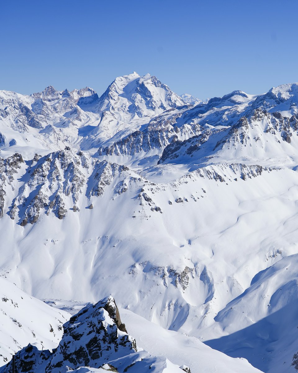 Grand bleu et belle neige, qui en profite ? 😍❄️ 

Blue skies &amp; perfect snow, who's in? 😍❄️ 

#les3vallees #Ski