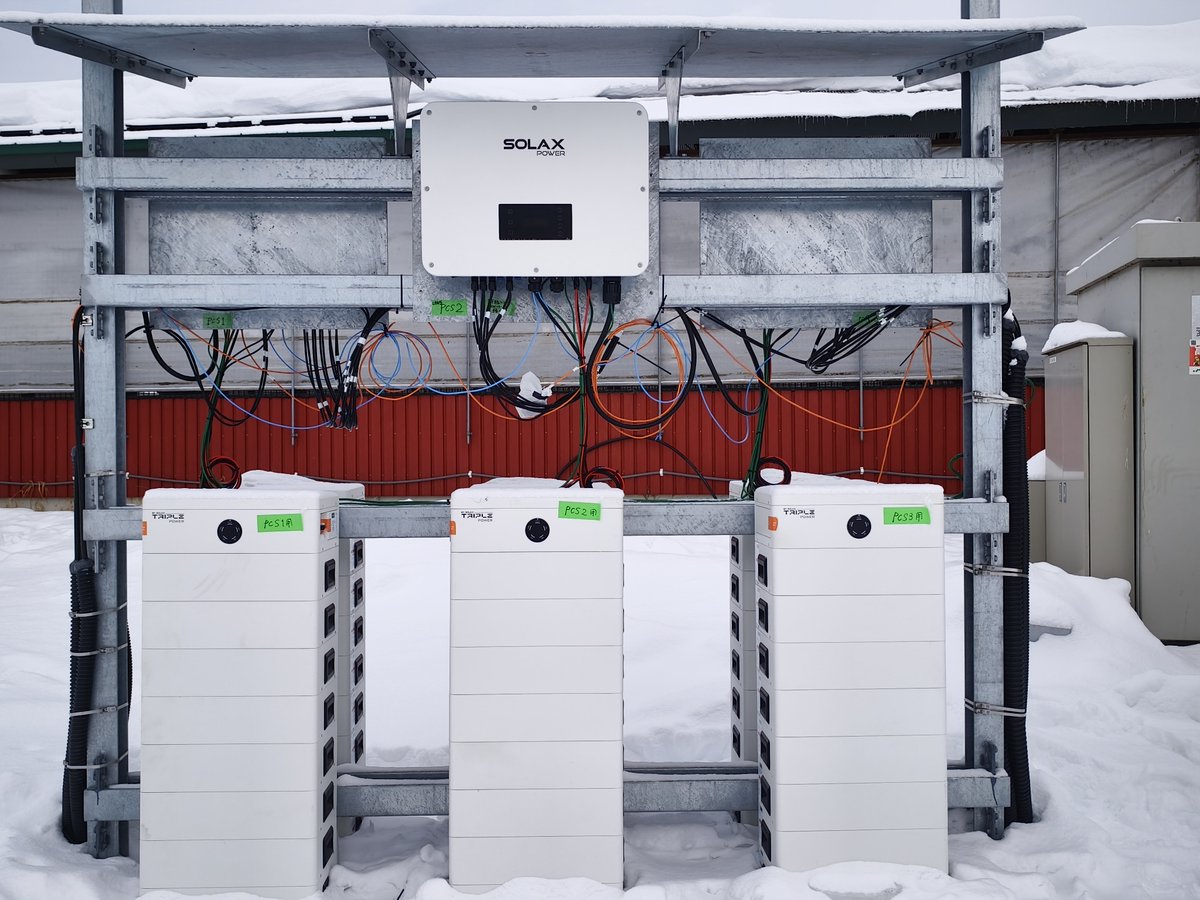 solaxpower's tweet photo. #SolaXCase 👏In the harsh winter conditions of #Hokkaido, #Japan, where temperatures often dip below 0°C, #SolaX #EnergyStorageSystems are providing reliable power year-round. ❄️A prime example is the system installed on a local farm, designed to function smoothly regardless of the season.💪
🌞The system consists of three X3-ULTRA 16.5kW #HybridInverters in parallel, offering a total capacity of 172.7kWh. The #StackableBattery design enables easy expansion while maintaining high performance even at -30℃.🔋
📢Visit us at #SmartEnergyWeek in #Tokyo to discover these innovative solutions.
✅East Hall 6, E64-6
📅Feb. 19 (Wed) - 21 (Fri), 2025
📍Tokyo Big Sight
🎫https://t.co/D9KeiJOoVE
#SolaXPower: The Leading Solar Energy Storage Solution Provider
#NetZero #Sustainability #Commercial #Industrial #CleanEnergy #RenewableEnergy #SolarInverter #CarbonReduction