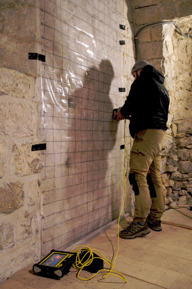 Archeorient's tweet image. À Jalès (07), P.-L. Schang (LabCom Éveha-@Archeorient ) mène, pour sa thèse, des batteries de tests géophysiques afin d’identifier les structures internes des murs de la Commanderie.
#geoheritage #recherche #bati #archéologie