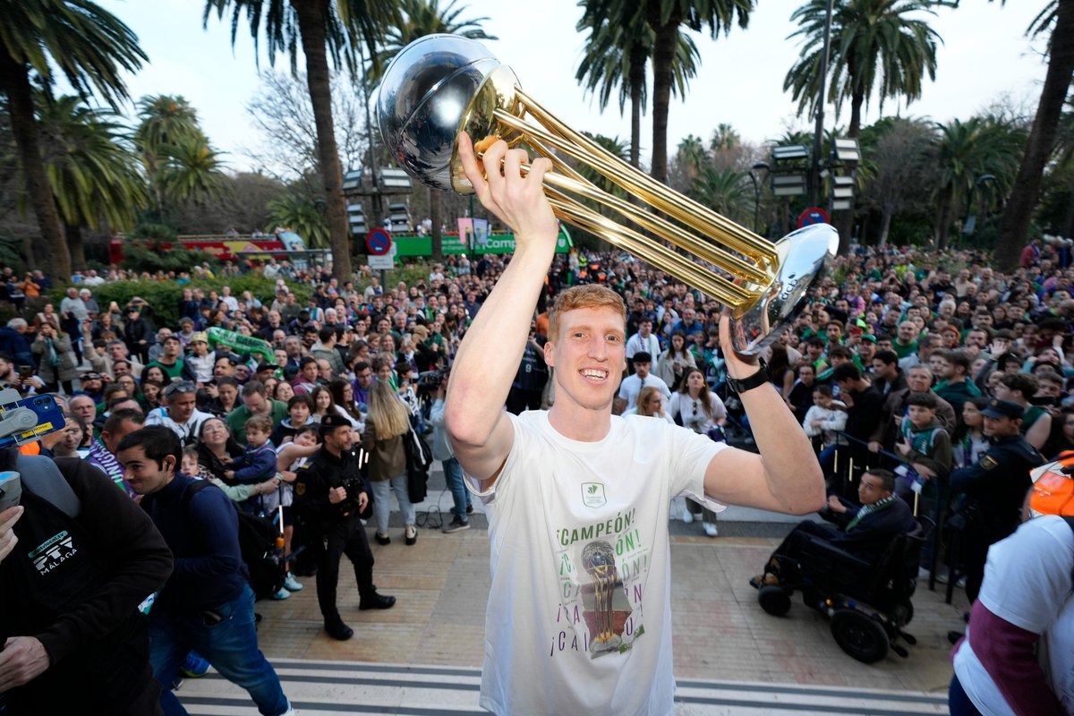 ACBCOM's tweet photo. ✨ Sin palabras

Una celebración muy especial con una afición única. 

#CopaACB | @unicajaCB https://t.co/QXl66pdbne