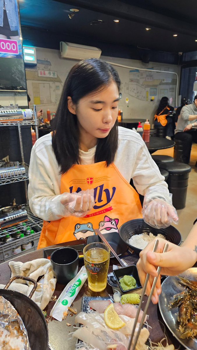 똔세경 똔수지 어쩌구 … 주먹밥 만들어주는 웅니…..