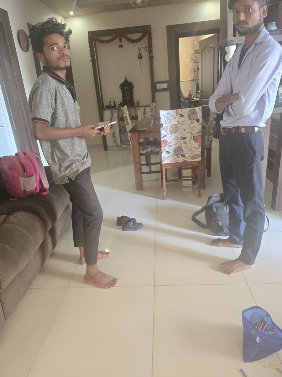 Lakshmi14f's tweet photo. @LGIndia @LGUS @LGE_Global 

Hello team,

I had raised a service request for air conditioner repair, I had 2 unprofessional looking ppl landing at my door step posing that they are technicians, when i asked for their Id card, they did not have one https://t.co/RyJ01jRyQT
