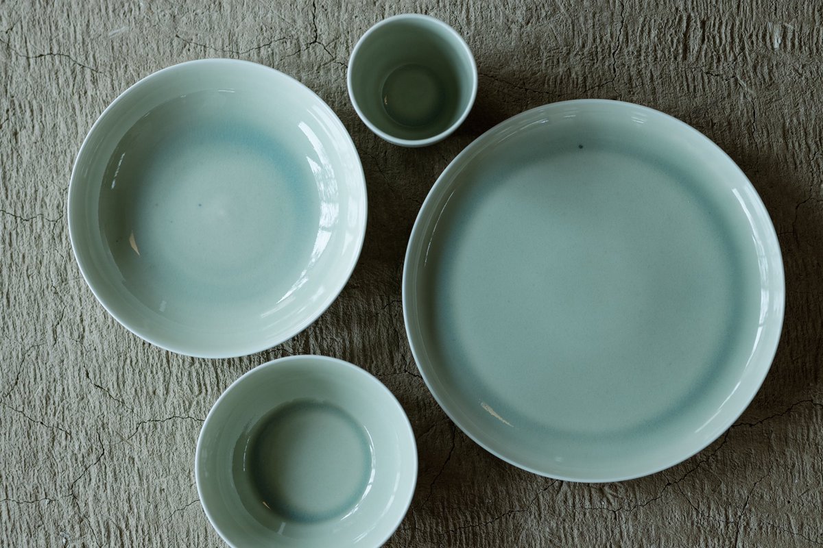 FIL_fulfilling's tweet photo. 【新商品のご案内】
FIL PORCELAINは、小国杉の灰釉を使用。
精油抽出後の小国杉を熱源として活用し、その灰を再利用しました

大小の器は、阿蘇の山々を彷彿とさせる美しいデザインで、カルデラブルーとも呼ばれる淡く瑞々しい色合いが特徴です

Designer / Yoh Komiyama 
https://t.co/vOsTlJusGA https://t.co/6y8uD6QNeB