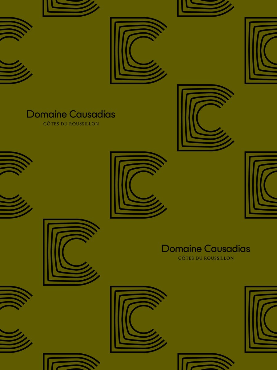 Proposition pour le Domaine Causadias, un domaine viticole dans le sud de la France 🍇
L’intention était de conserver le traité d’origine tout en associant le D et le C en un seul symbole, rappelant le relief et les tracés des vignes vus du ciel ⛰️ archives ©2024