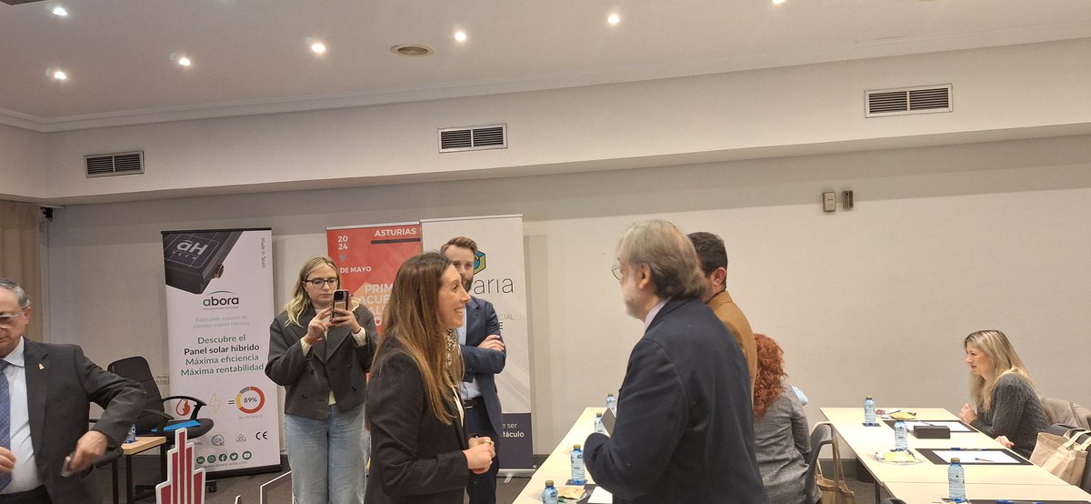 🙋‍♀️ Comenzamos estas #ExperienciasAEDH con la bienvenida de  nuestro presi <a href="/MVEGAS3/">Manuel Vegas</a>, #NachoGonzalez, representando el talento joven asturiano en nuestro sector y la vicealcaldesa de #Gijón  <a href="/AngelaPumariega/">Angela Pumariega</a>. 👏👏👏 #EventosHostelería #Gijón