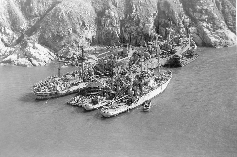 r116440's tweet photo. 🇺🇸 @USNavy Denebola-class stores ship USS Regulus (AF-57) (ex-SS Escanaba Victory) aground at Hong Kong after Typhoon Rose. Attended by salvage ships USS Safeguard (ARS-25) and USS Grasp (ARS-24). 17 Aug 1971. Scrapped in place. #warship #navy #naval #USSRegulus #AF57 https://t.co/bele0f2BdO