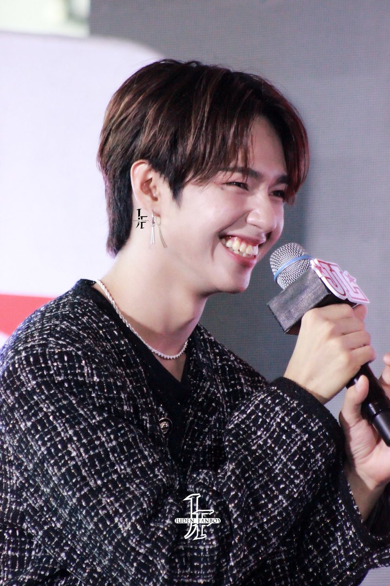 juden_fanboy's tweet photo. 02-16-2025 | JL Fan Meet at Rob Magnolia

He is so pure. His gummy smile leaves me mesmerized.

JUST LOVING JL
#JLThanksgivingFanEvent
#JustLanded #JL #JLGaspar 
#Ahof #Ahof_JL https://t.co/92LcByzQRv